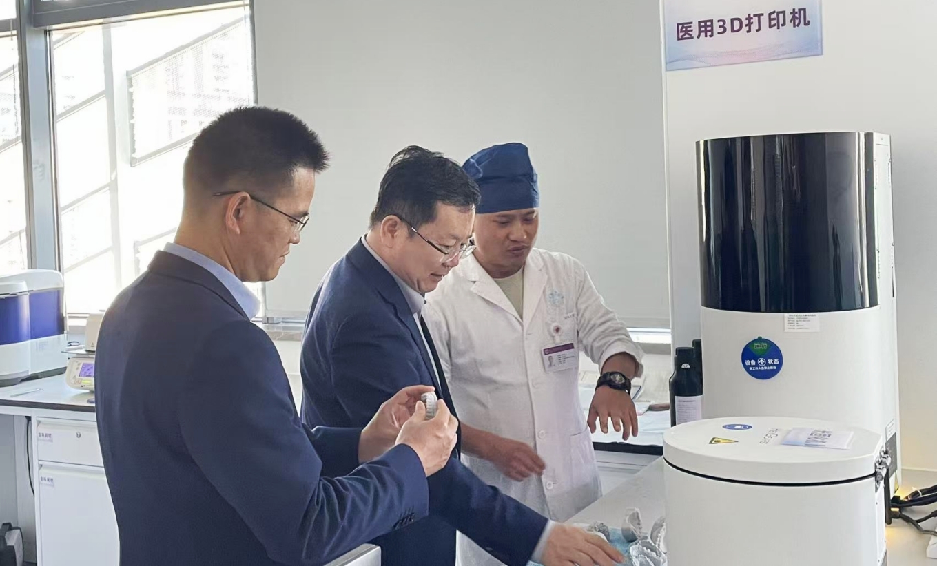 深圳龙岗耳鼻喉医院口腔科-3D打印机参观照片2_副本.jpg